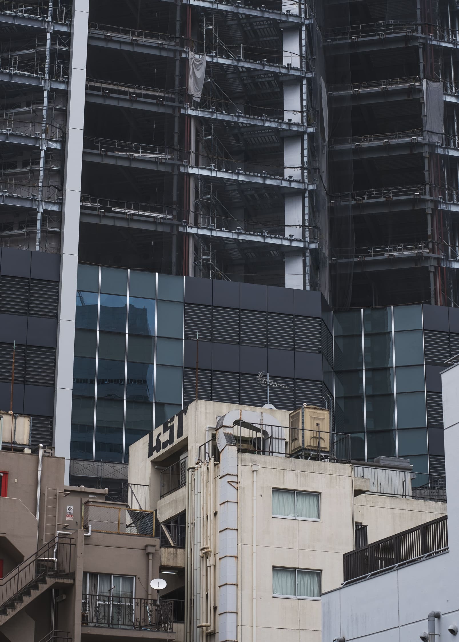 THE 1st SUNDAY SHOP 窓から眺める渋谷駅前再開発地区の建設中のビル