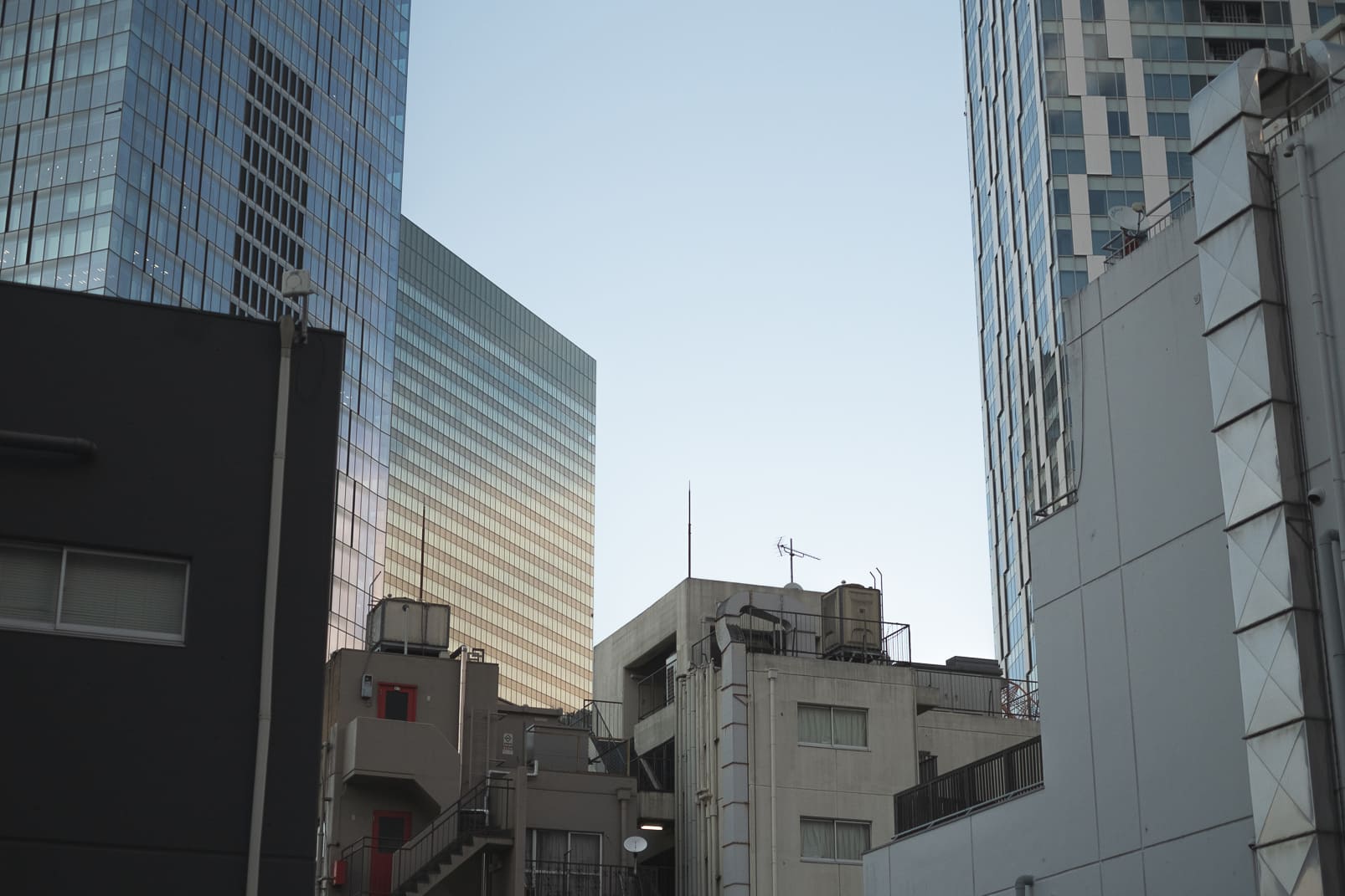 THE 1st SUNDAY SHOP / 窓から眺める渋谷のビル群